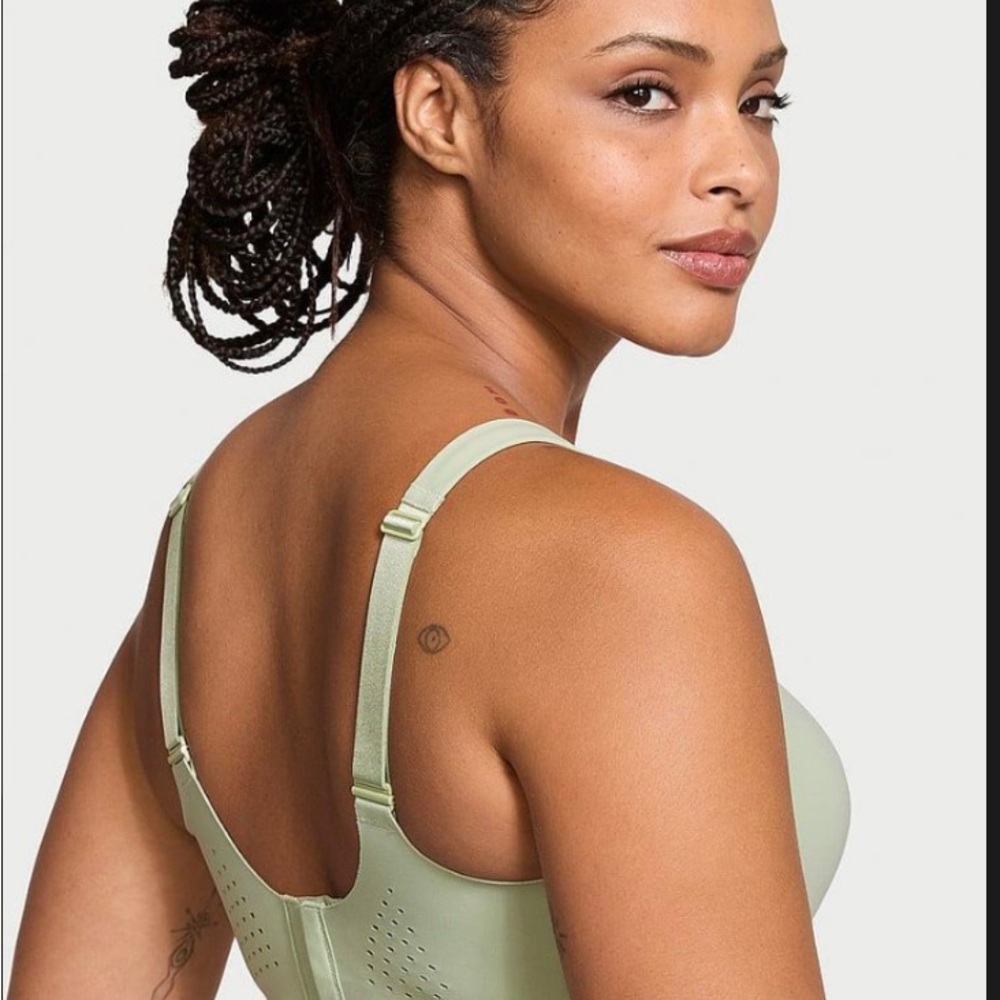 Victoria's Secret Seamless Scoop Sports Bra in Sage Green - Picture 2 of 7